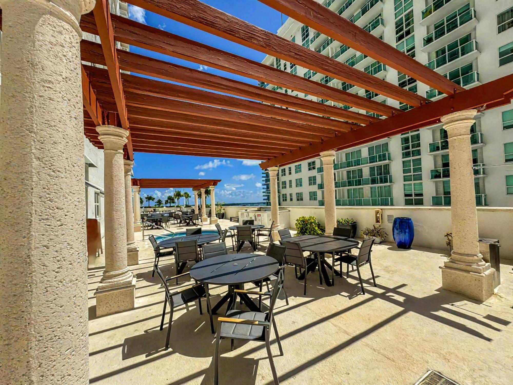 Appartamento Elegant Centric Vibrant Pool Jacuzzi Free Parking Miami Esterno foto