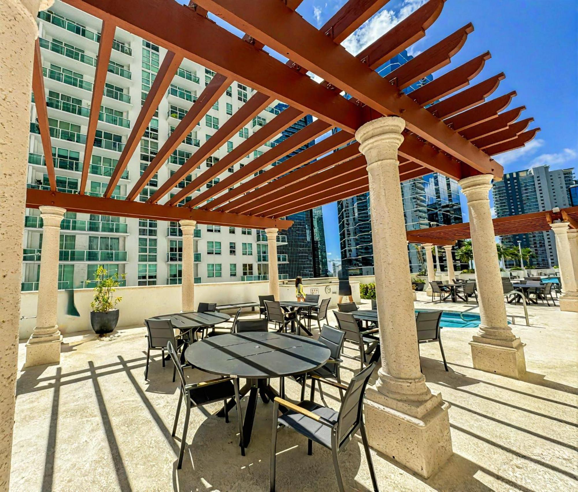 Appartamento Elegant Centric Vibrant Pool Jacuzzi Free Parking Miami Esterno foto