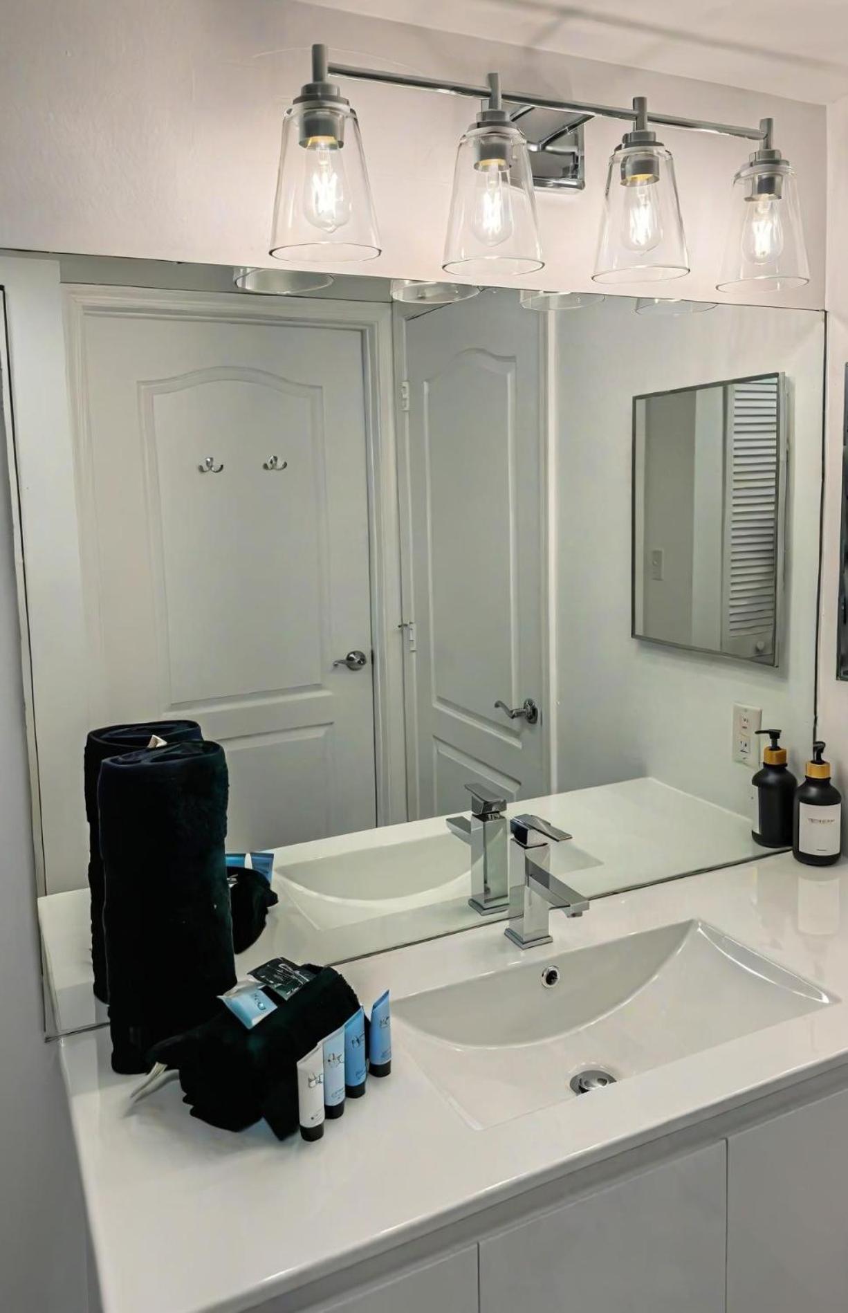 Appartamento Elegant Centric Vibrant Pool Jacuzzi Free Parking Miami Esterno foto