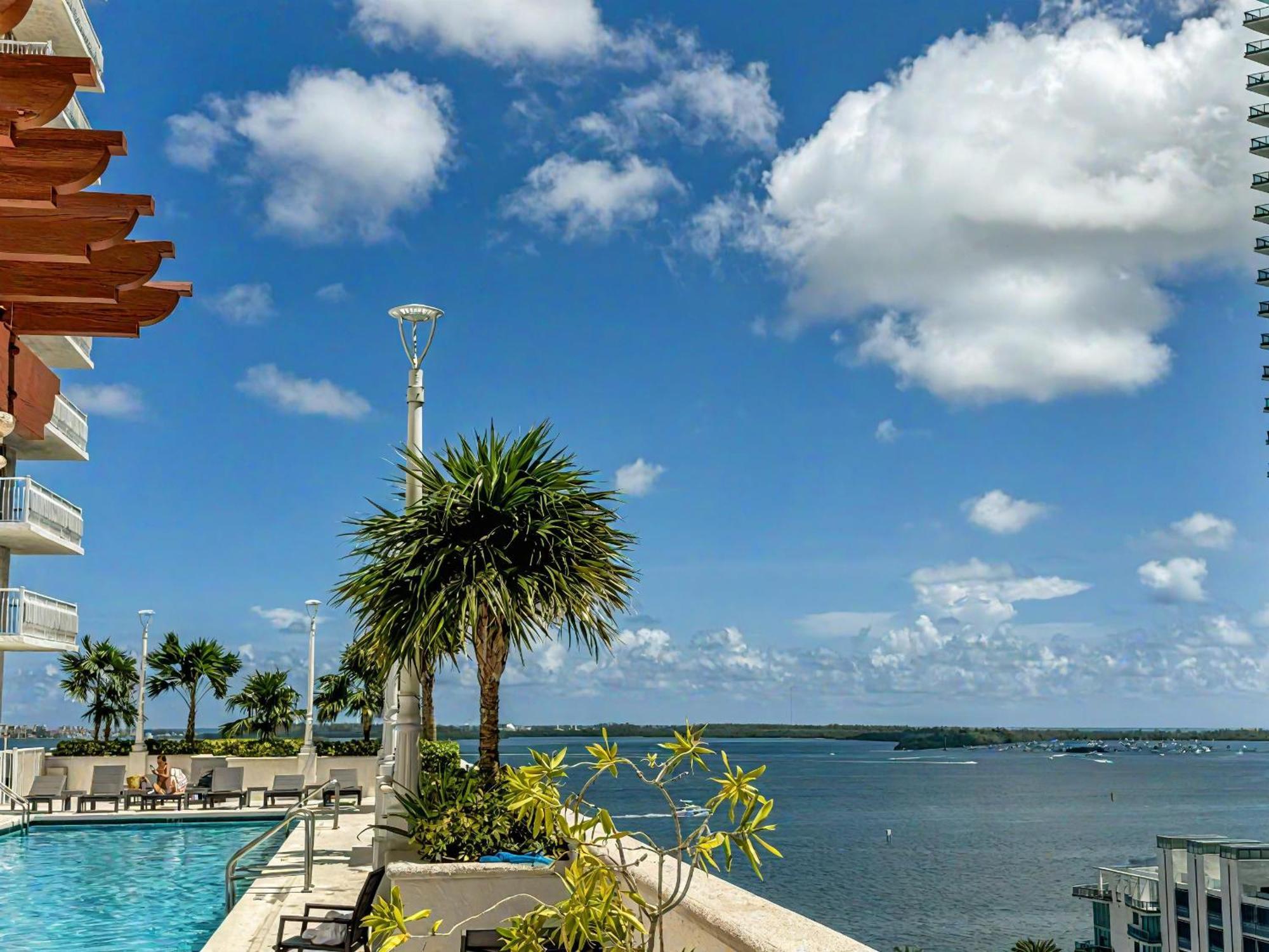 Appartamento Elegant Centric Vibrant Pool Jacuzzi Free Parking Miami Esterno foto