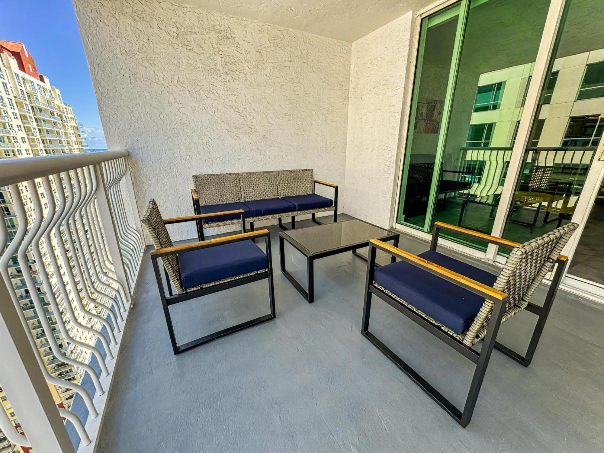Appartamento Elegant Centric Vibrant Pool Jacuzzi Free Parking Miami Esterno foto