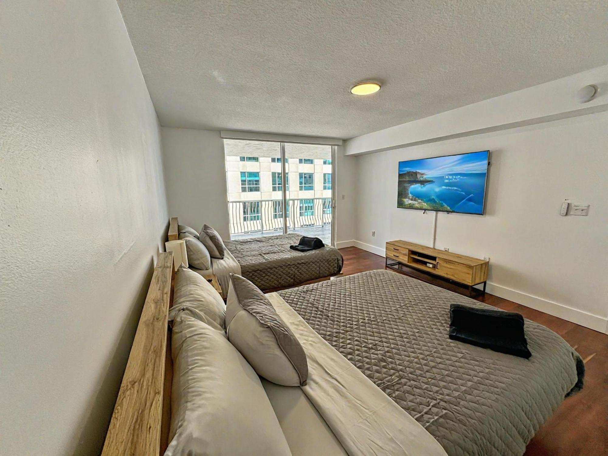 Appartamento Elegant Centric Vibrant Pool Jacuzzi Free Parking Miami Esterno foto