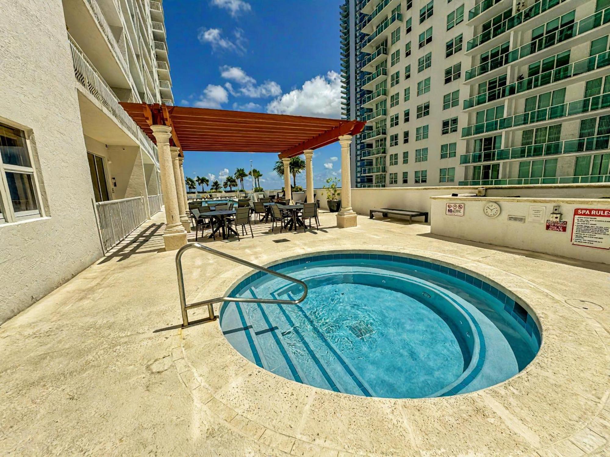 Appartamento Elegant Centric Vibrant Pool Jacuzzi Free Parking Miami Esterno foto