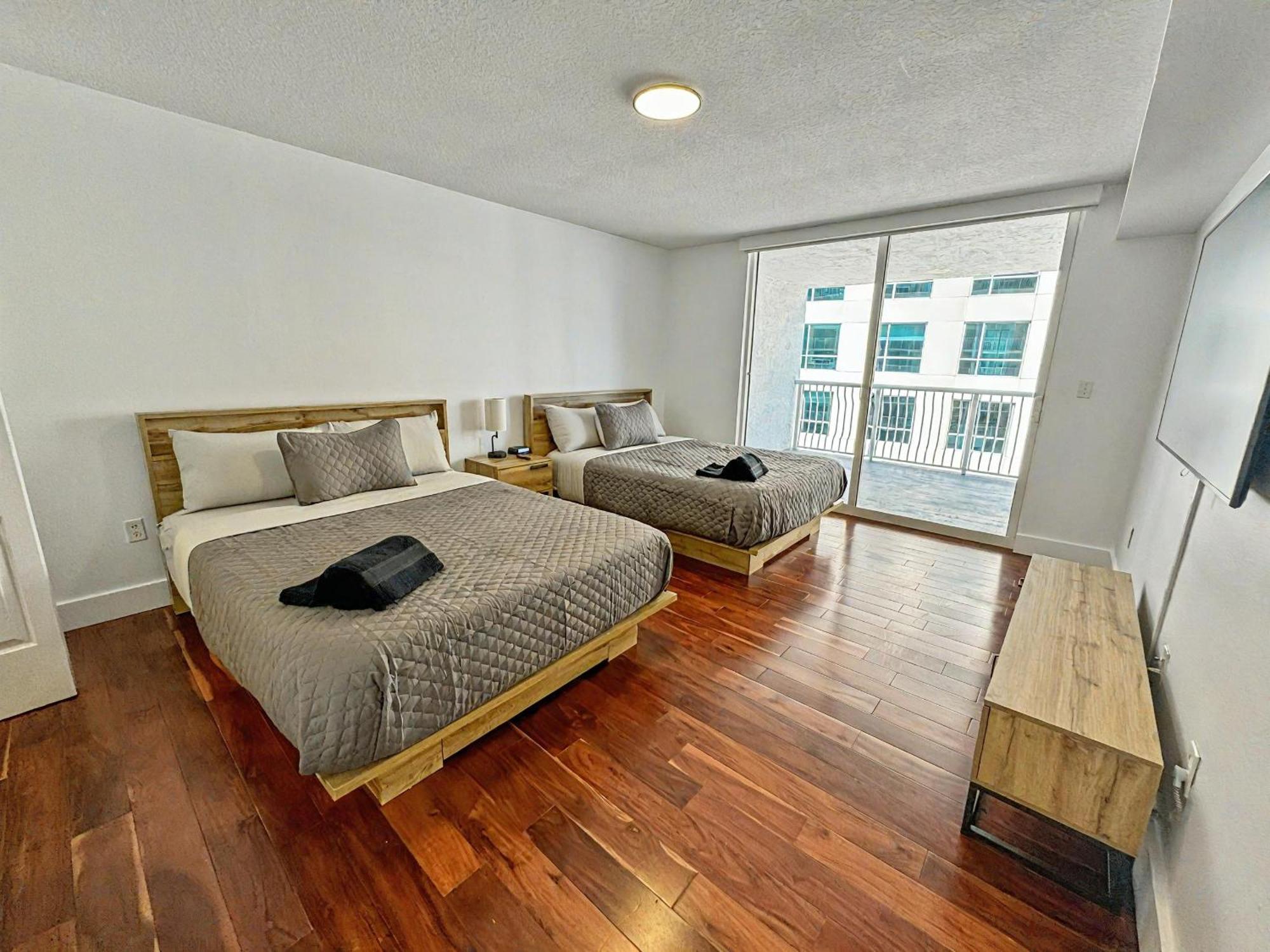 Appartamento Elegant Centric Vibrant Pool Jacuzzi Free Parking Miami Esterno foto